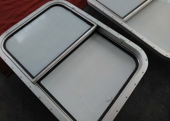 China Janelas de vidro marinho retangulares fixas de latão para cabine de navio fornecedor