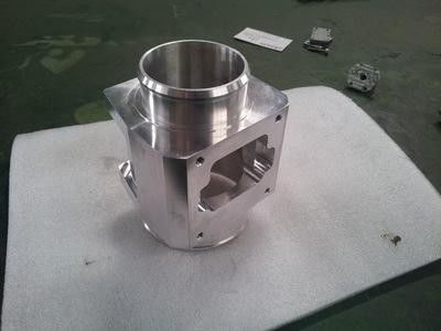Partes de máquinas de processamento de metais personalizadas para usinagem CNC de alta precisão com transporte e entrega convenientes fornecedor