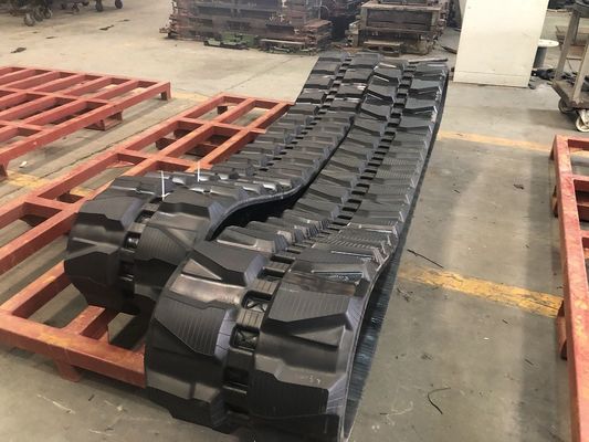 Pistas de borracha de colhedora resistentes à abrasão personalizáveis com menos vibração para máquinas agrícolas fornecedor